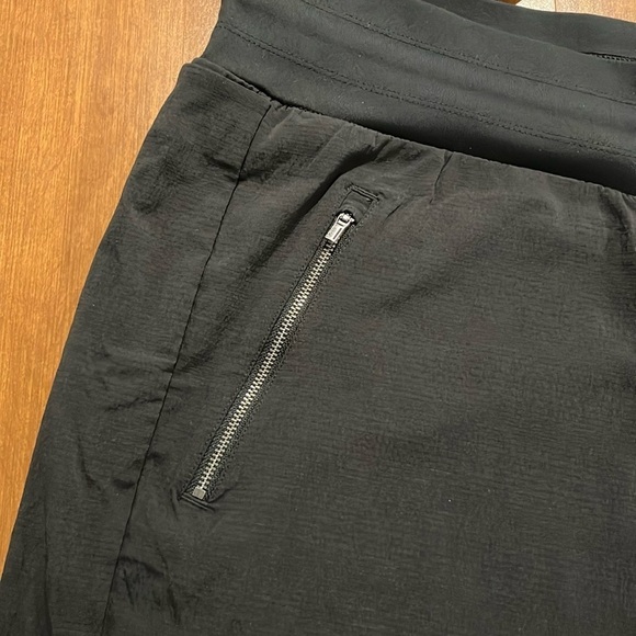 Athleta black Trekkie North Jogger size 24 NWOT. - Picture 4 of 9